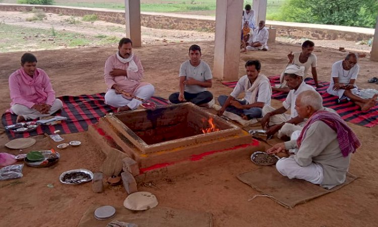 ग्रामीणों ने क्षेत्र में अच्छी बारिश की कामना के लिए किया वैदिक मंत्रो से  हवन यज्ञ