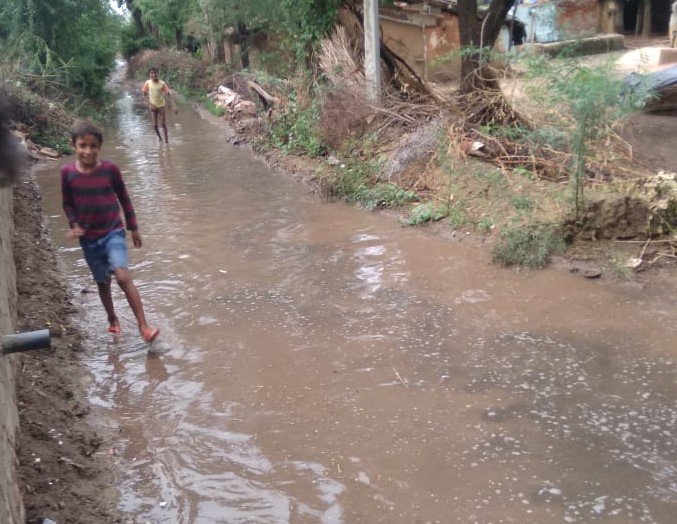 सड़क निर्माण मे गंदे पानी का निकास बंद होने से ग्रामीण परेशान