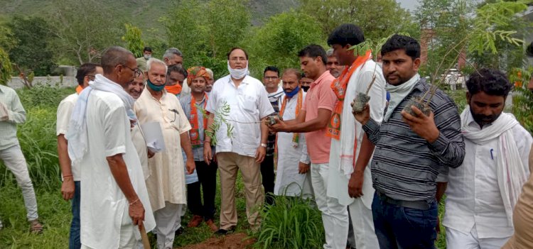 मनरेगा श्रमिकों को मोदी सरकार की जनकल्याणकारी योजनाओं की जानकारी दी