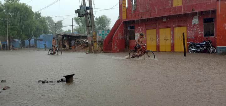 सकट क्षेत्र में आधा घंटा जमकर बरसी बारिश, फसलों को मिला जीवनदान