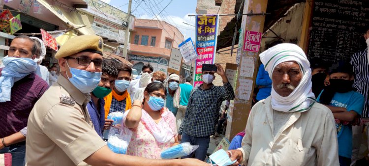 कोरोना महामारी से बचाव के लिए कांग्रेस पार्टी के वयोवृद्ध नेता ने एसडीएम को सौंपे 2500 मास्क