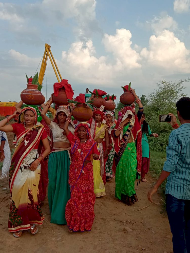 शिव परिवार मूर्तियों की स्थापना, कलश यात्रा निकाली