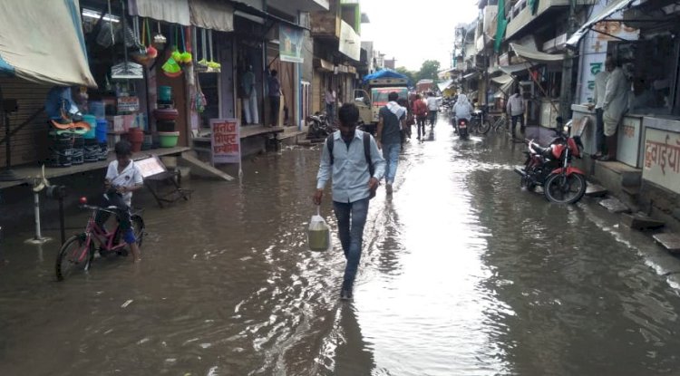 झमाझम बारिश के बाद मौसम हुआ सुहाना, सब्जी मंडी व बाजारों में भरा पानी