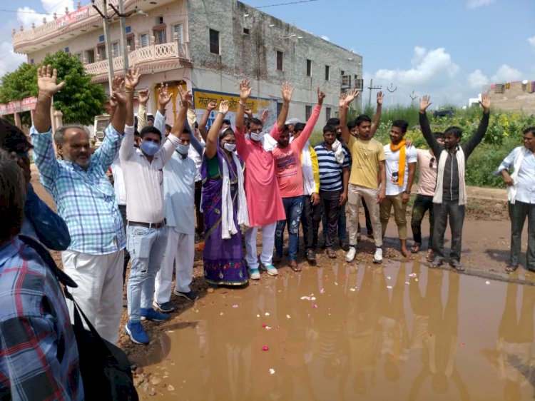 सडकों की दुर्दशा को लेकर चलाए अभियान से जुडने लगे युवा