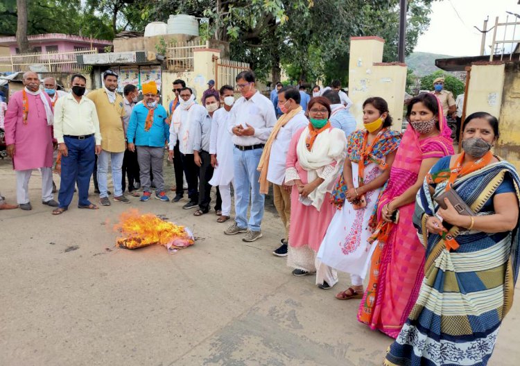 फ्यूल चार्ज बढ़ाने,स्थाई शुल्क व यूनिट की रेट बढ़ाकर बिजली के बिलों में भारी बढ़ोतरी करने के विरोध मे मुख्यमंत्री के नाम सौपा ज्ञापन