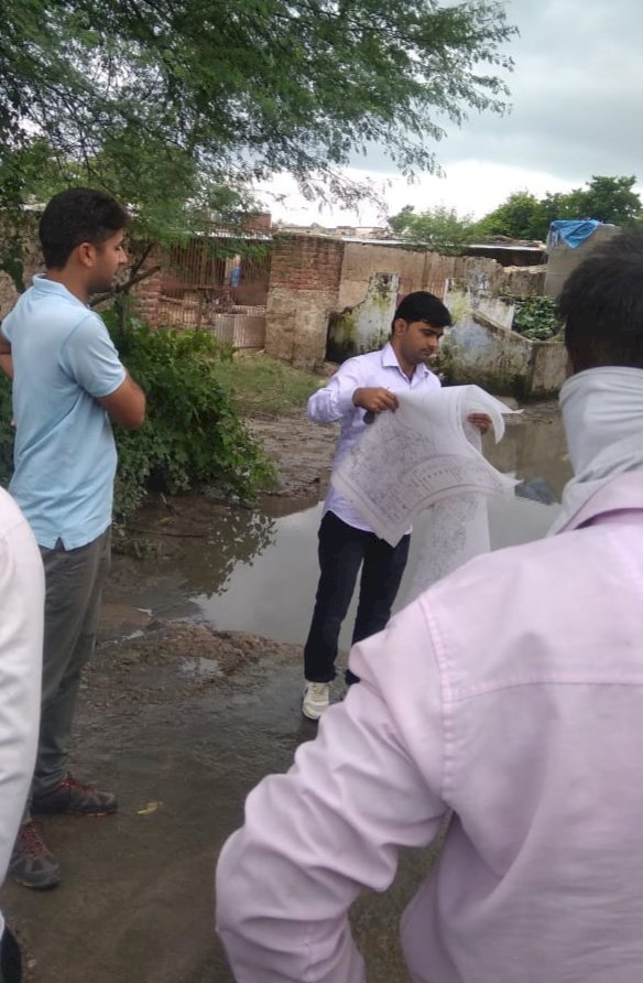 उपखंड अधिकारी ने पशु चिकित्सालय के सामने भरे गंदे पानी की  निकासी के दिए निर्देश