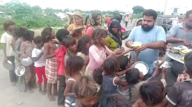 हरीसेवा धाम द्वारा पूर्णिमा पर बाबा शेवाराम साहेब के मासिक प्राकट्य उत्सव पर बाँटा निराश्रितों को बाँटा प्रसाद