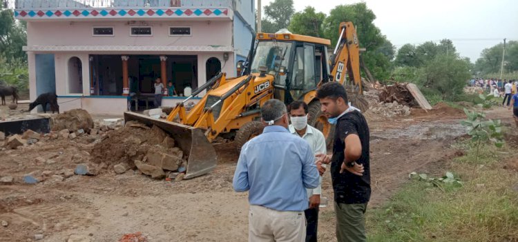 एसडीएम की मौजूदगी में सड़क मार्ग पर हो रहे अतिक्रमण को जेसीबी की सहायता से किया ध्वस्त