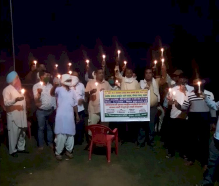 शादियों में वर और वधू पक्ष के लोगों  की संख्या बढ़ाने को लेकर नौगांवा कस्बे में निकाला मशाल जुलूस