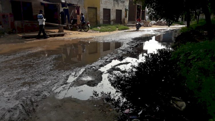 मुख्य रास्ते पर गंदा पानी के जल निकास की उचित व्यवस्था न होने मुख्य रास्ते पर भरा पानी ग्रामीण परेशान