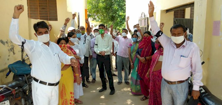 शिक्षको ने काली पटटी बांधकर किया विरोध प्रदर्शन