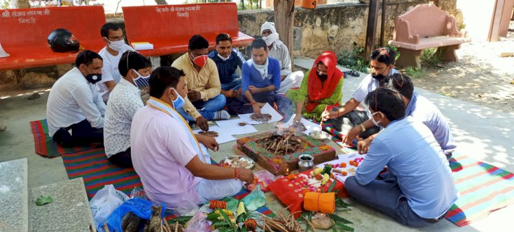 वेतन विसंगती समझौते को लागू नही करने को लेकर सदबुद्धि यज्ञ का आयोजन