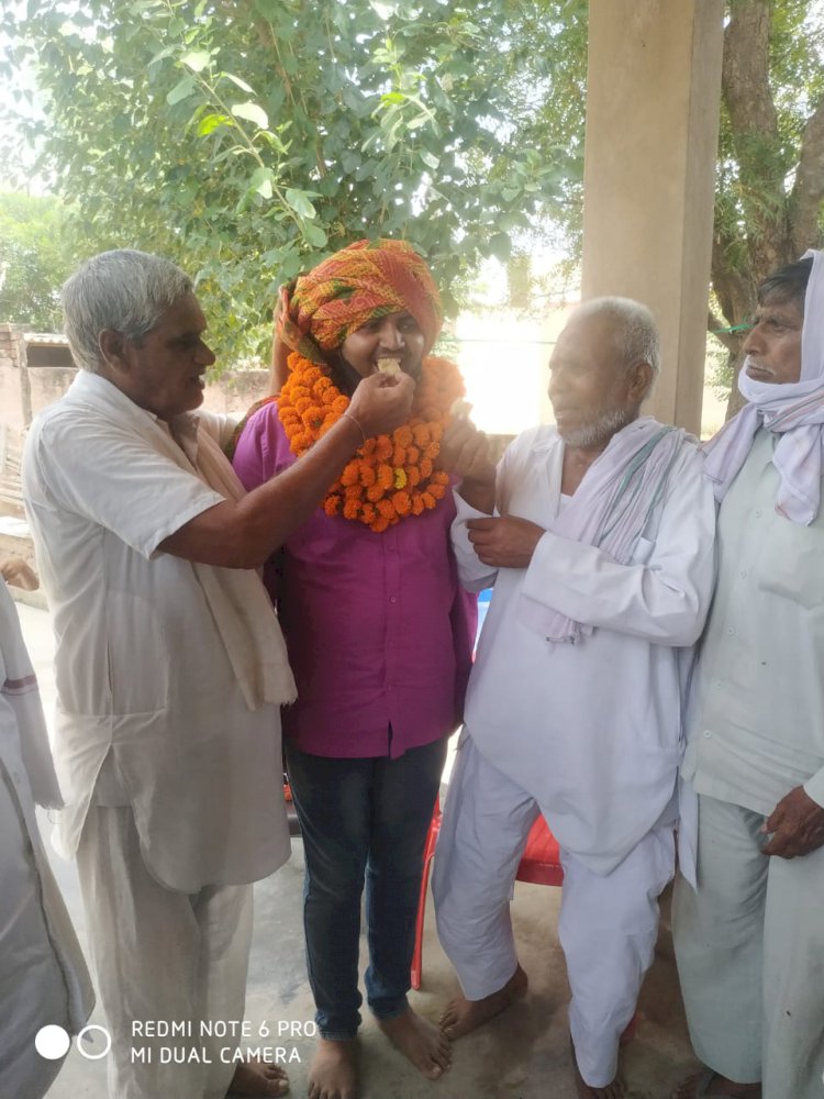 खैरथल क्षेत्र के प्रथम आईएएस पंकज रसगनिया का खैरथल आगमन पर जाटव समाज के पदाधिकारी ने किया स्वागत