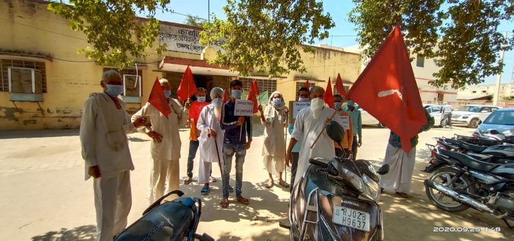 भारतीय कम्युनिस्ट पार्टी के कार्यकर्ताओं ने राष्ट्रपति के नाम उपखंड अधिकारी को सौपा ज्ञापन