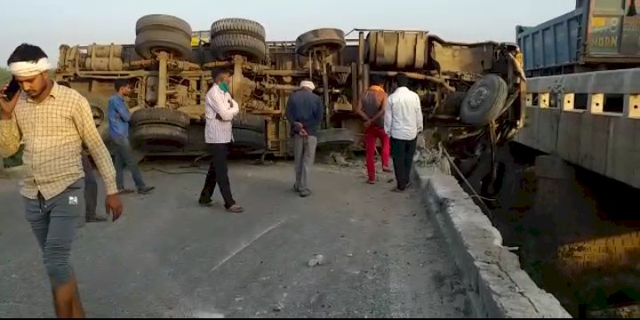 गैस किट फटने से फ्लाईओवर के बीचो बीच पलटा ट्रक, लगा लंबा जाम