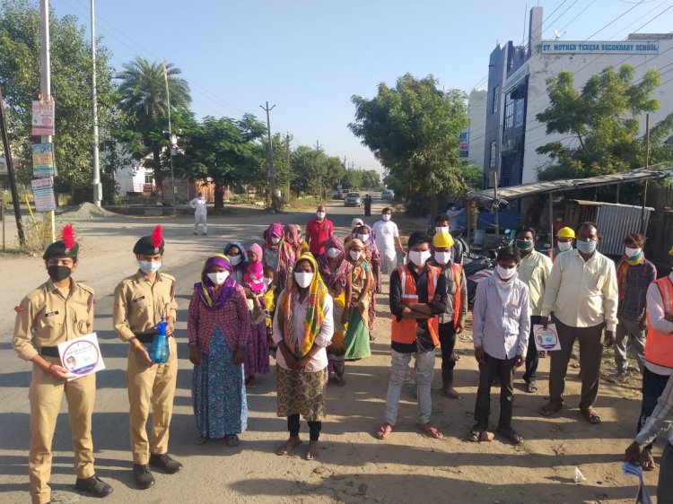 कोरोना संक्रमण से बचाव के लिए कामगारों को दिलाया दो गज दूरी....मास्क है जरूरी का संकल्प