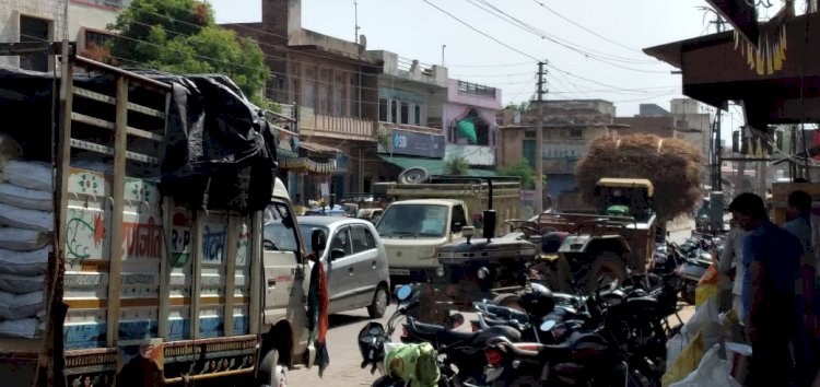 डिवाइडर के चलते पुरानी अनाज मंडी में लगने वाला जाम बना लोगों की परेशानी का सबब