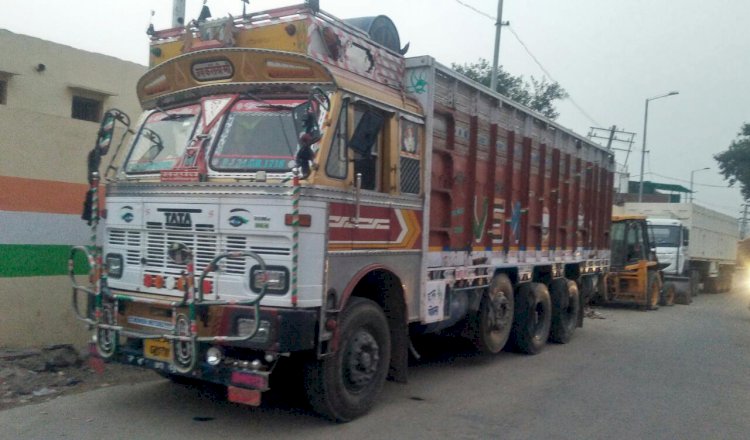 पशुओं से भरा एक ट्रक व पत्थर से भरे दो ट्रक पकडे, मामला दर्ज