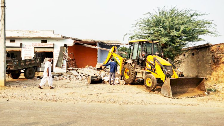 चारागाह भूमि से हटाया पक्का अतिक्रमण, 10 दुकानों को JCB की सहायता हटाया