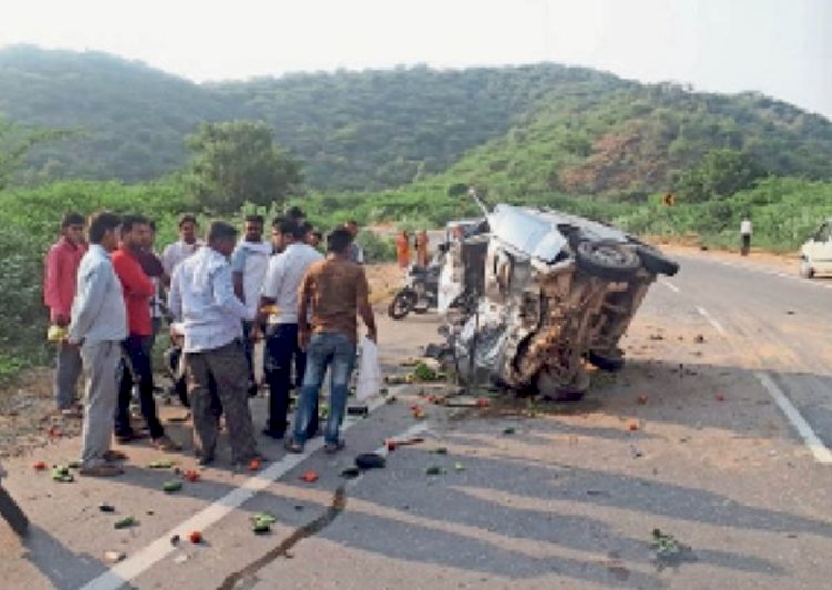 वैन ट्रक की भिड़ंत में चालक की मौत