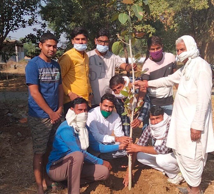 यदुवंशीय महासंघ के पदाधिकारी ने अनोखे अंदाज में मनाया जन्मदिन