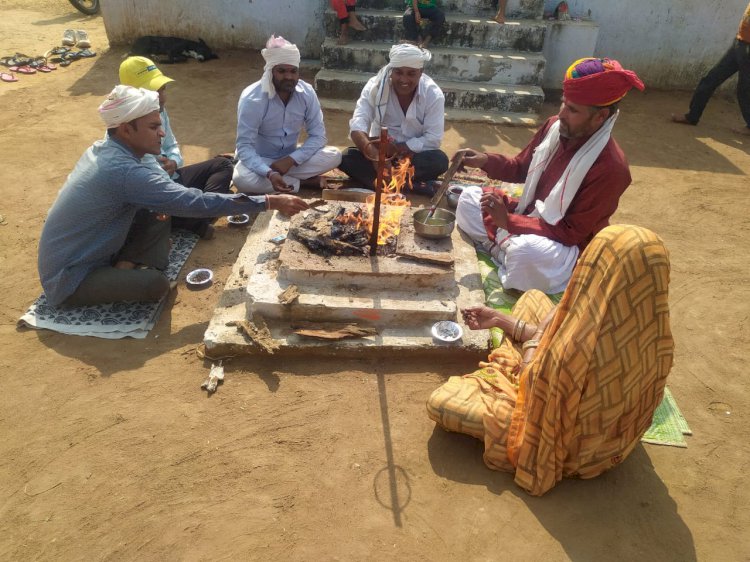 क्षेत्र की खुशहाली व कोरोना महामारी से निजात पाने के लिए ग्रामीणों ने किया हवन यज्ञ