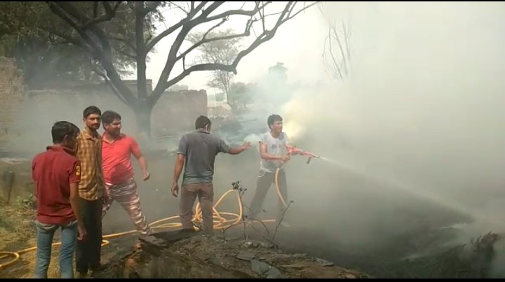 कड़बी में अज्ञात कारणों के चलते लगी आग, हजारों मन कड़बी जलकर हुई खाक