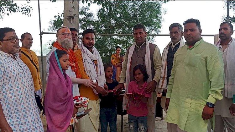 श्रीगोपाल जी मंदिर पर दर्शनार्थियों ने 150 गरीब बच्चो को बांटे कपड़े