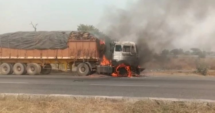 धूँ-धूँ कर जला चलते ट्रैलर का केबिन, चालक ने कूदकर बचाई जान