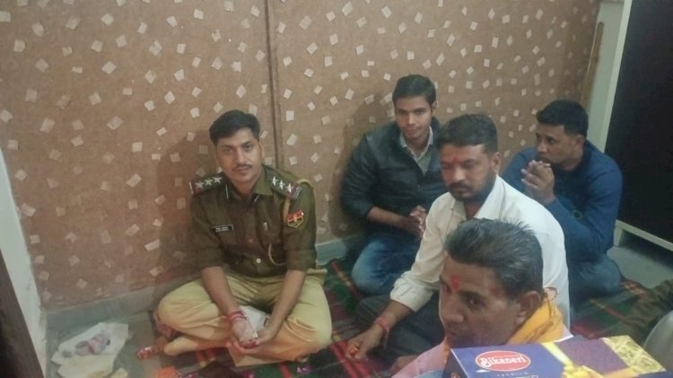 क्षेत्र में शान्ति व्यवस्था बनाये रखने के साथ-साथ पुलिस थाने में दीपावली पूजन कर अनूठी मिशाल पेश की