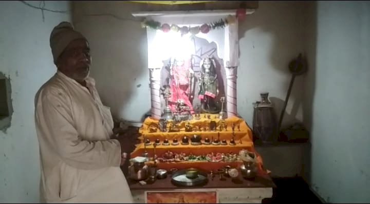 कोविड-19 के प्रकोप के चलते मन्दिरों में नहीं लगाई पंगत, प्रसादी का हुआ वितरण