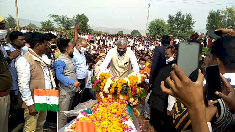 बीएसएफ जवान का सैन्य सम्मान के साथ हुआ अंतिम संस्कार, सम्मान में  लगाए गगनभेदी नारे