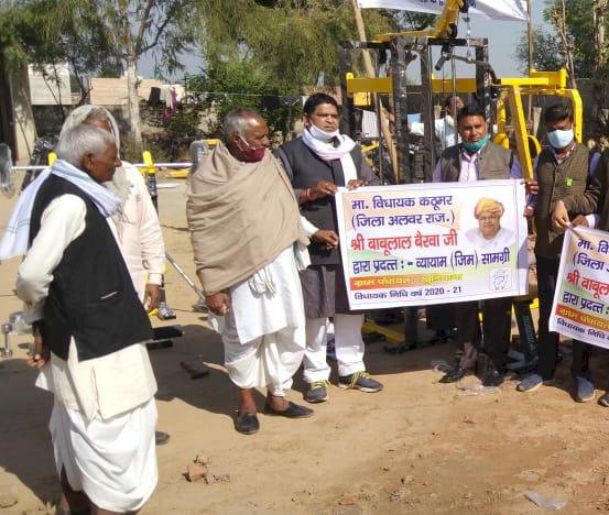 कठूमर क्षेत्र के युवाओं को विधायक बैरवा ने दी व्यायाम (जिम) सामग्री, सभी को,स्वस्थ रहने का दिया संदेश