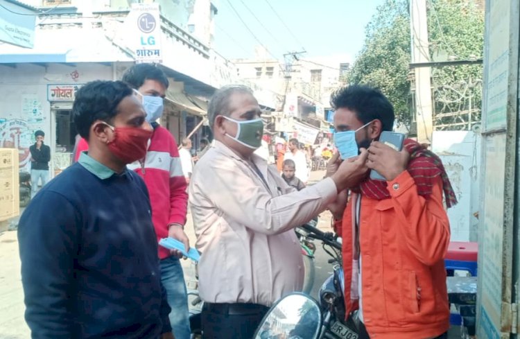 गोविंदगढ़ तहसीलदार सुरेश शर्मा ने बाजार में बिना मास्क घूम रहे लोगों को पहनाए मास्क, लगभग 500 मास्क किए वितरित